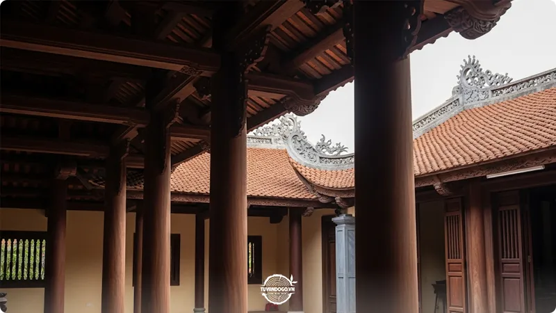 Cột gỗ Lim trong đình làng